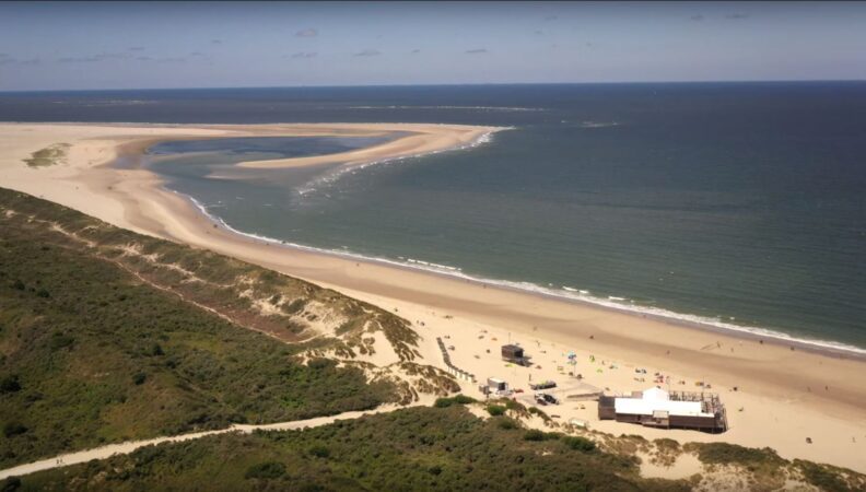 Der Strand direkt hinter dem Familiencampingplatz Julianahoeve