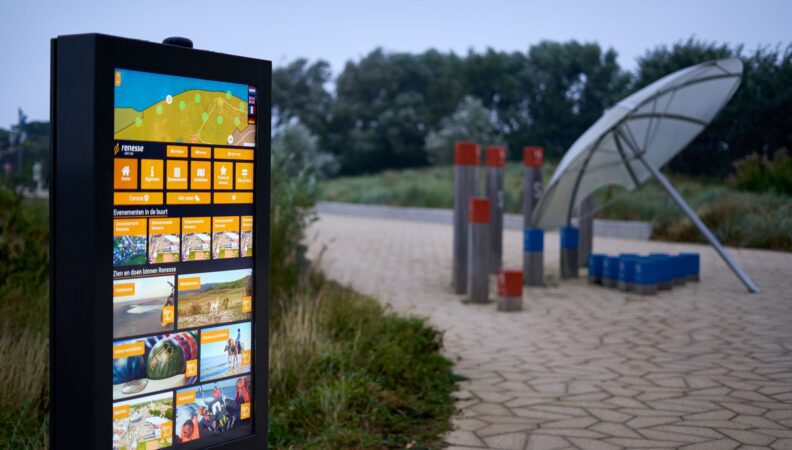 Informationstafel am Strand in Renesse