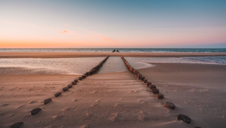 Sonnenaufgang am Strand Vrouwenpolder