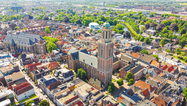 Auf der rechten Seite die Basilika Onze Lieve Vrouwe und Peperbus, auf der linken Seite die Grote Kerk