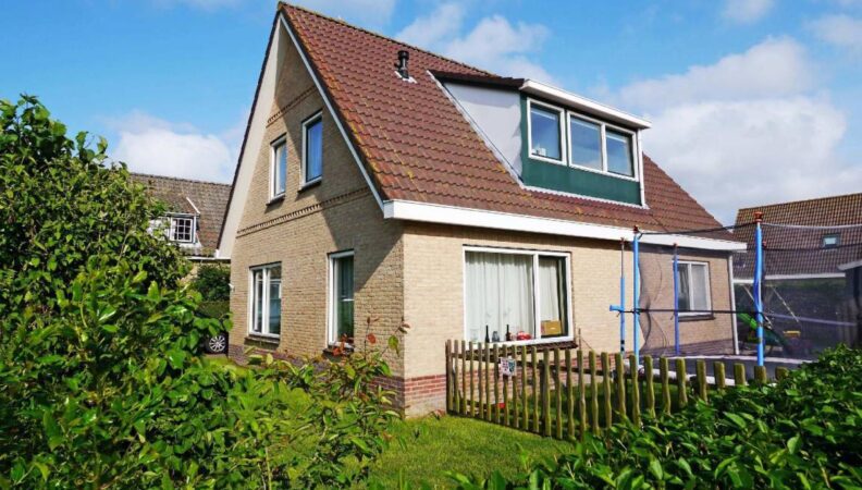 Ferienhaus mit Terrasse und Garten im Dorf Buren