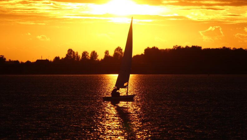 Segelboot auf dem Veerse Meer, am Abend