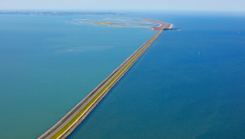 links das Markermeer, rechts das IJsselmeer