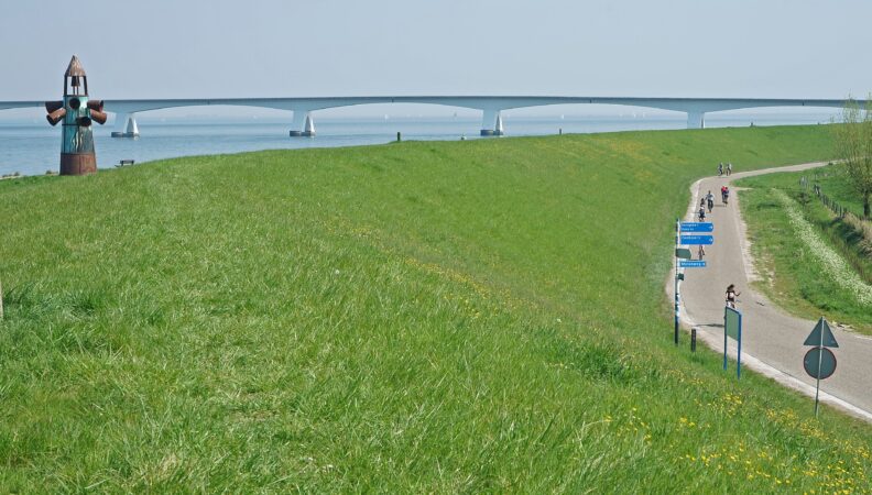 Colijnsplaat mit der Zeelandbrug im Hintergrund