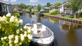 Wasserchalets mit eigenem Elektroboot